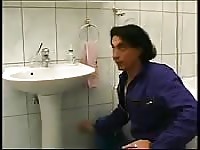 Lady invites over a plumber and fucks him