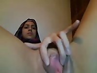 Arabische Teenhure im Hijab besorgt es sich mit dem Dildo