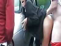 Sexo a três perto do carrro