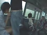Asiatiques baisent dans le train