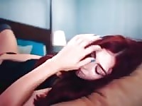 Une mannequin filme son visage pendant l'orgasme