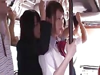 Una scolaretta asiatica scopa nell'autobus