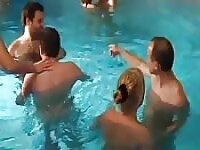 Ammucchiata scambista in piscina
