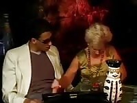 Nonna accarezza il cazzo di un vecchio